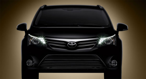 Toyota показала передок рестайлинговой Avensis 2012